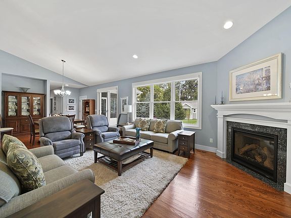 5th image of 1108 N River Ct