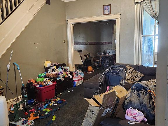 3rd image of 606 E Centre St