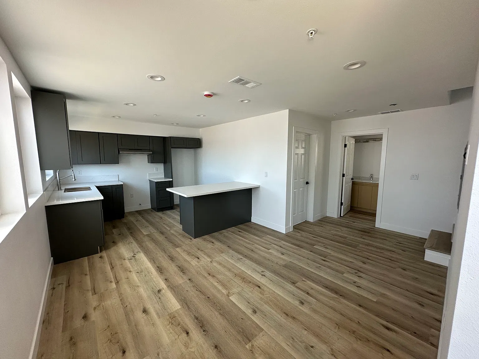 3 bed, 1200 sqft, $3,395 — Photo 2