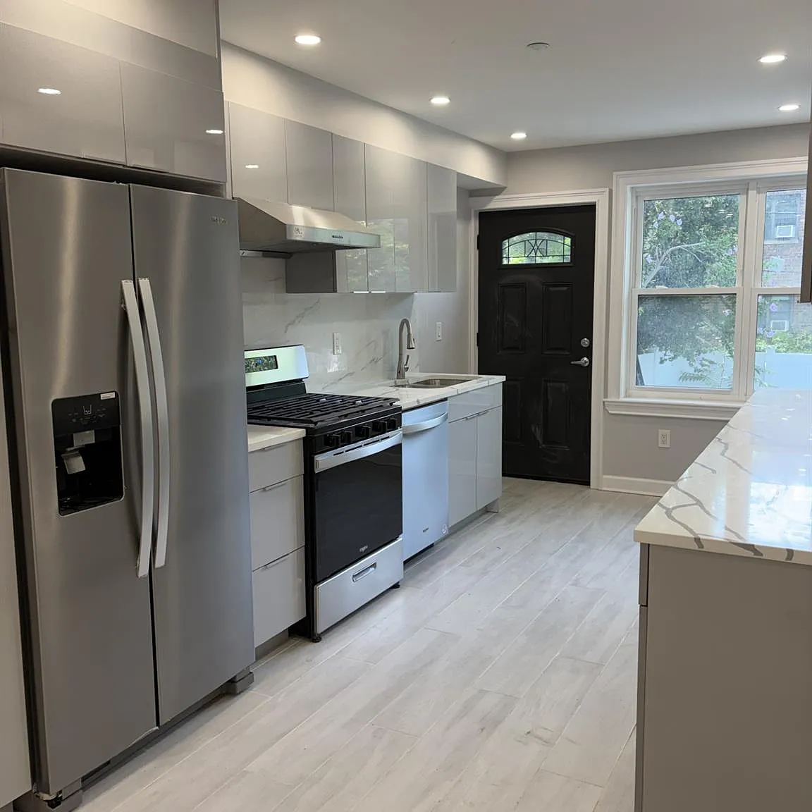 3 bed, 3.0 bath, 2943 sqft, $4,200 — Photo 3