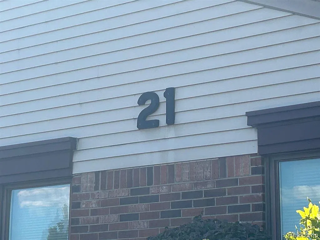2 bed, 1.5 bath, 984 sqft, $1,700 — Photo 2
