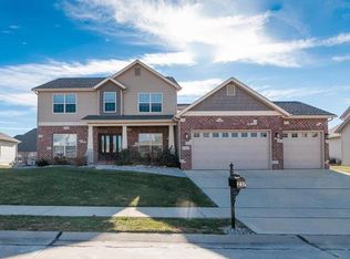 237 Oakshire Dr E, Glen Carbon, IL 62034