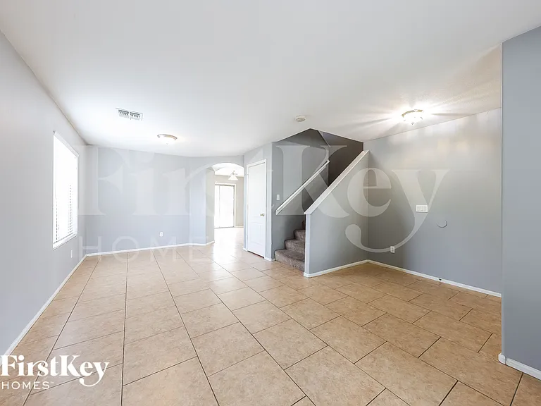 2430 W Via Dona Rd — Photo 2