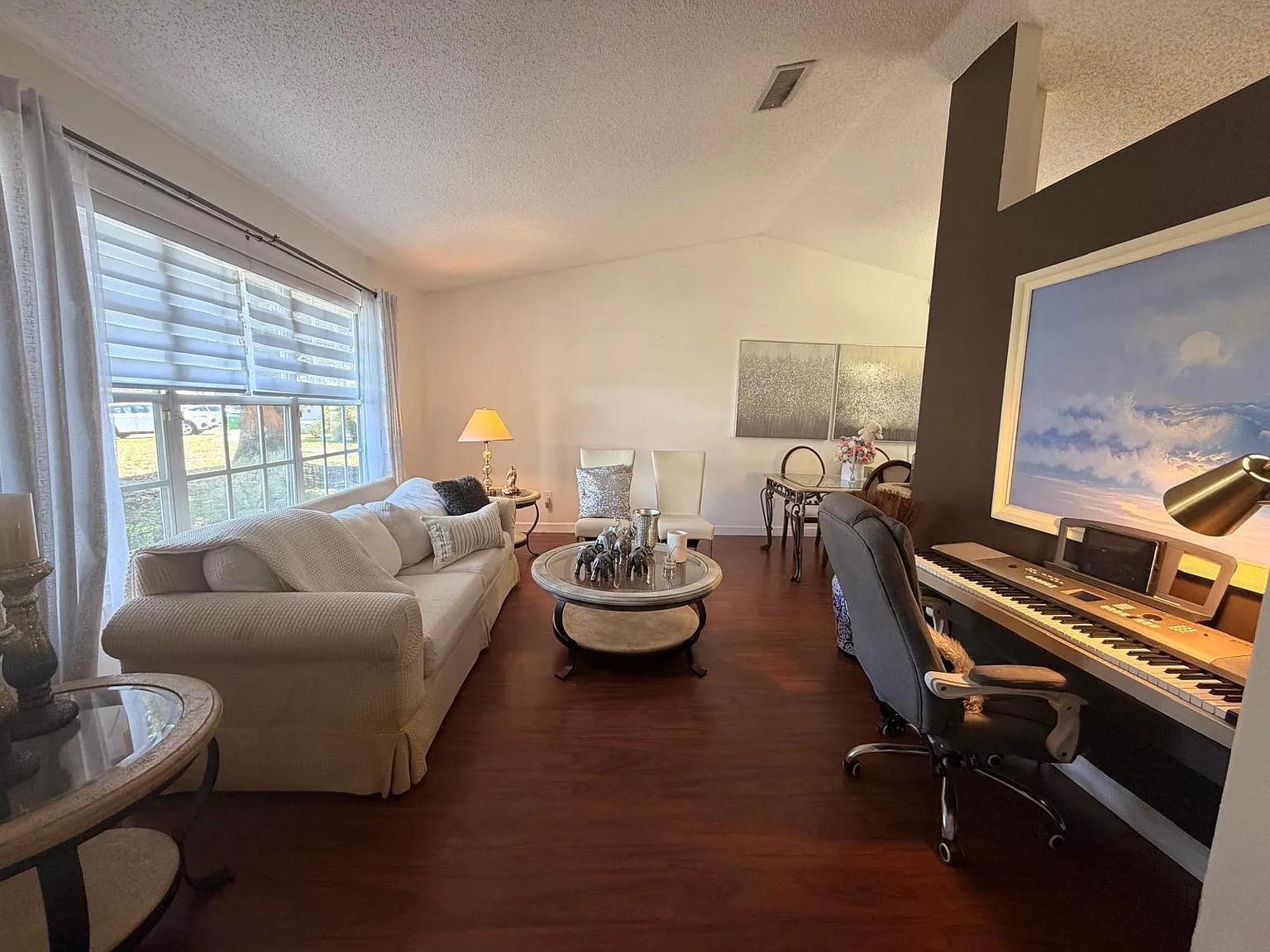 3 bed, 2.0 bath, 1383 sqft, $2,800 — Photo 2