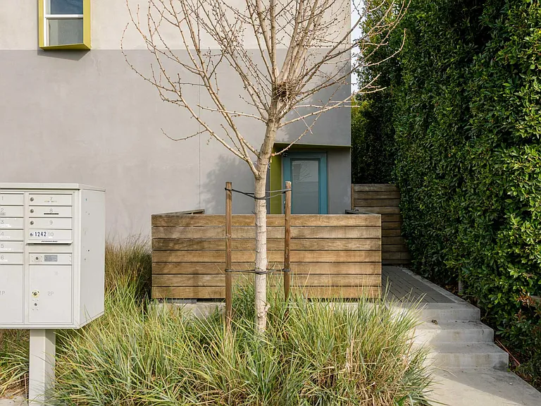 1238 Gordon St — Photo 3