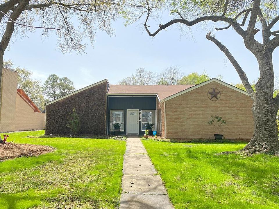Welcome to 2831 Meadowcreek Drive in the heart of Missouri City!