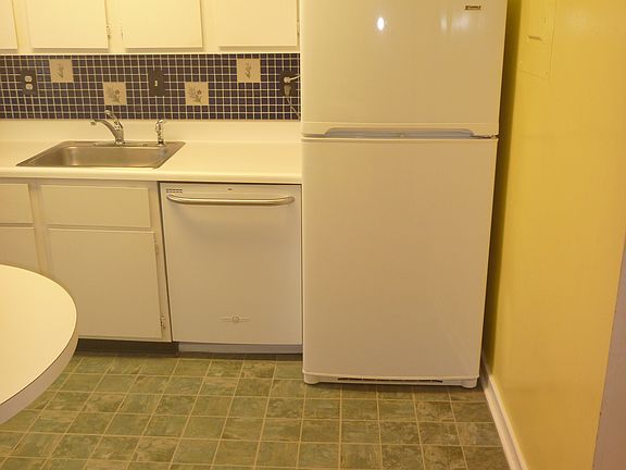 Kitchen (has been repainted)