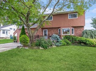 14 Ponder Ln, Deer Park, NY 11729