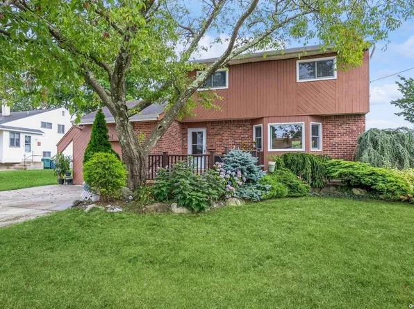 14 Ponder Lane, Deer Park, NY 11729