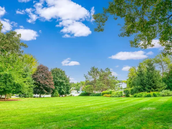 608 St Johns DRIVE, Delafield, WI 53018