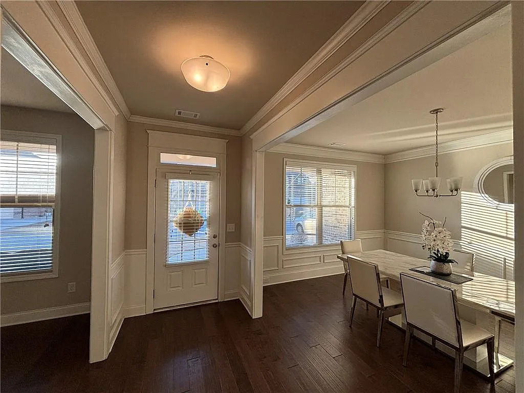 5 bed, 4.0 bath, 3393 sqft, $3,995 — Photo 4