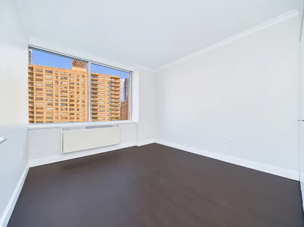 160 Riverside Boulevard image 6 of 9