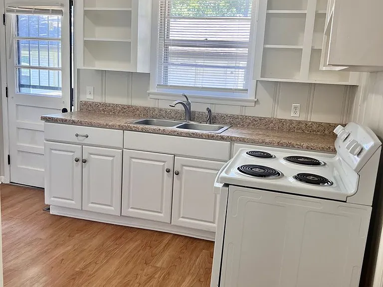 1208 Chester Ave — Photo 4
