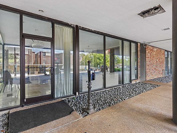 3rd image of 2195 Poplar Ave APT 404