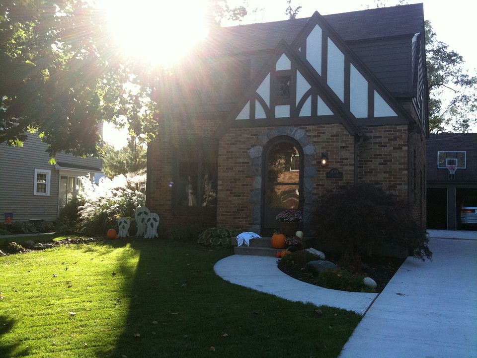 Updated exterior, new concrete driveway & sidewalk