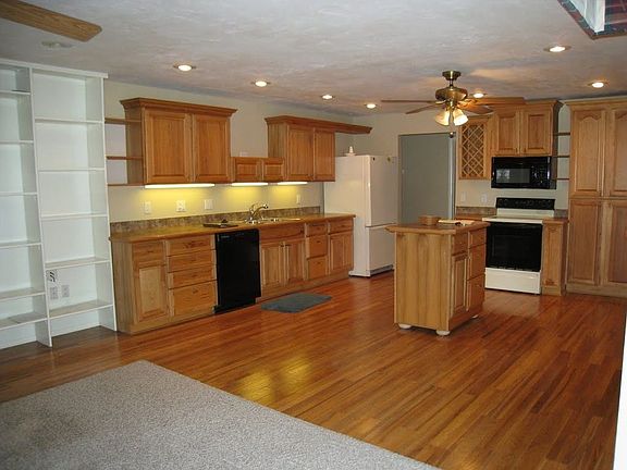 Oversize Eat-in Kitchen with Center Island
