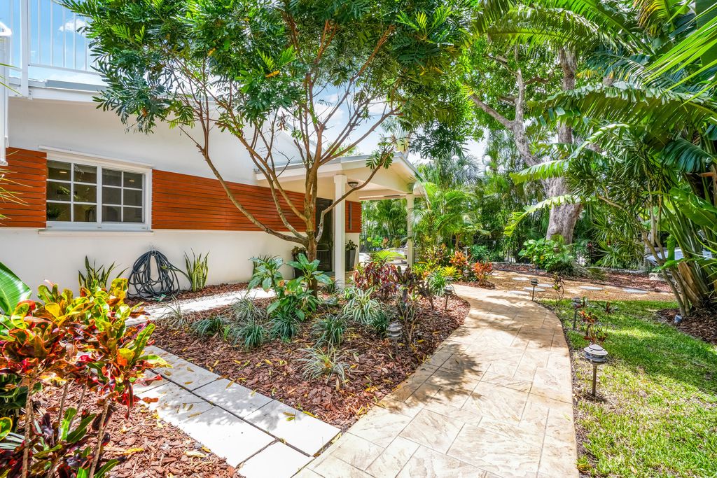 2400 N Riverside Drive, photo 9