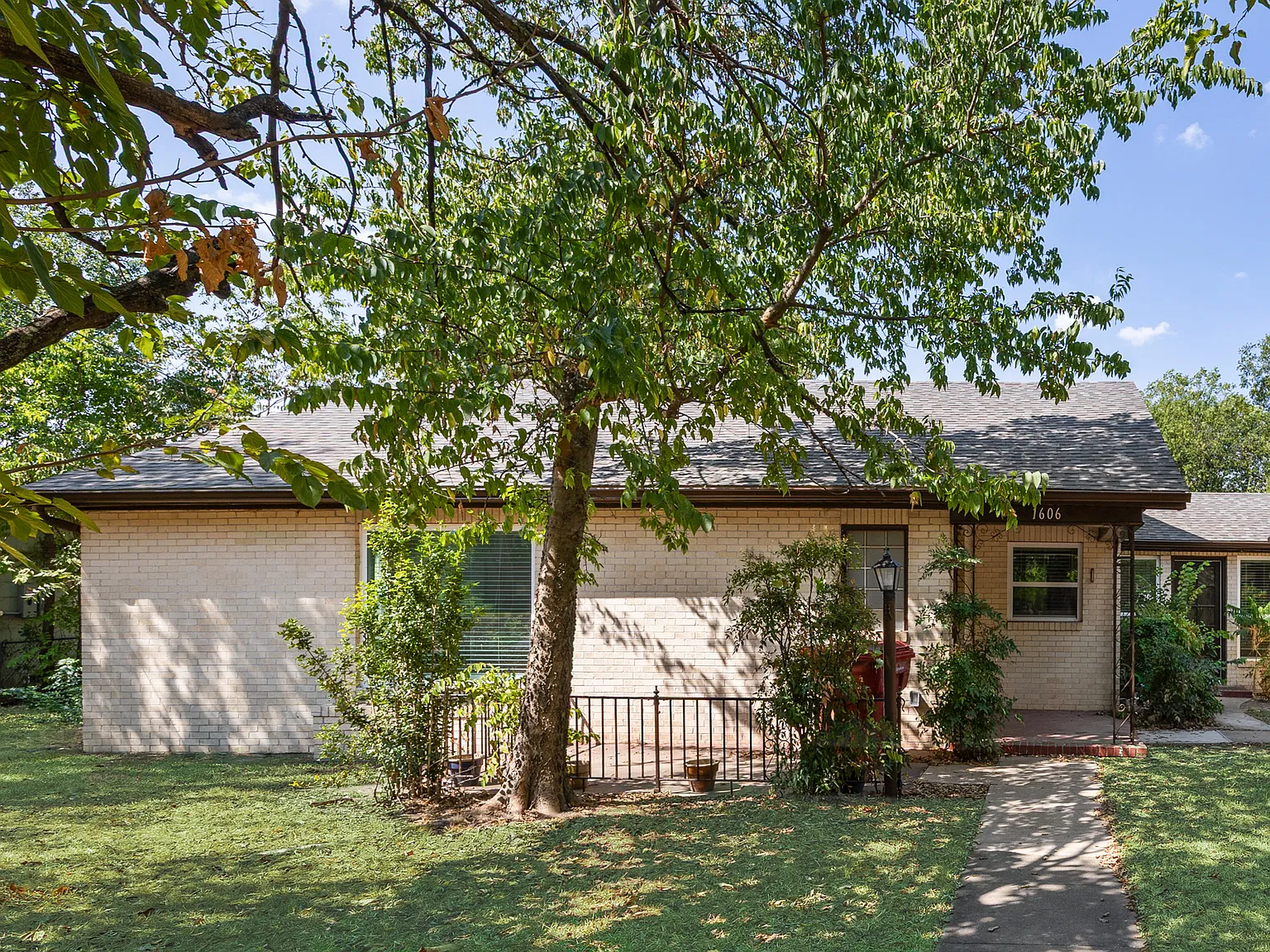 4 bed, 2097 sqft, $1,950 — Photo 2