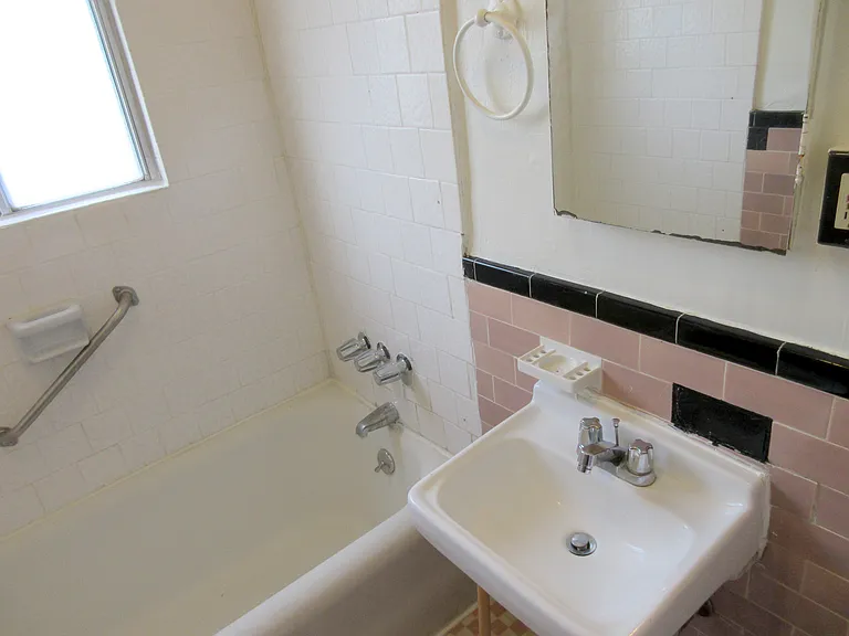 654 S Detroit St #401 — Photo 16