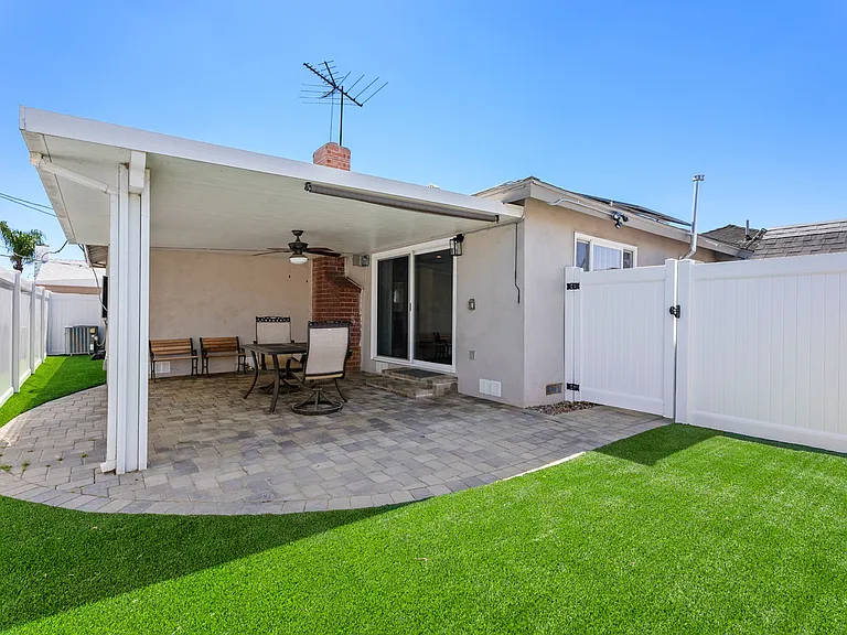1325 W Ash Ave — Photo 15