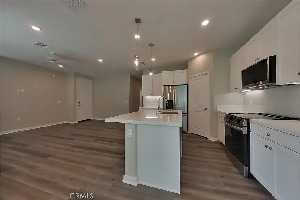 4 bed, 1858 sqft, $3,709 — Photo 4