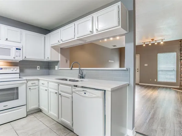 12 Abbey Rd, Euless, TX 76039