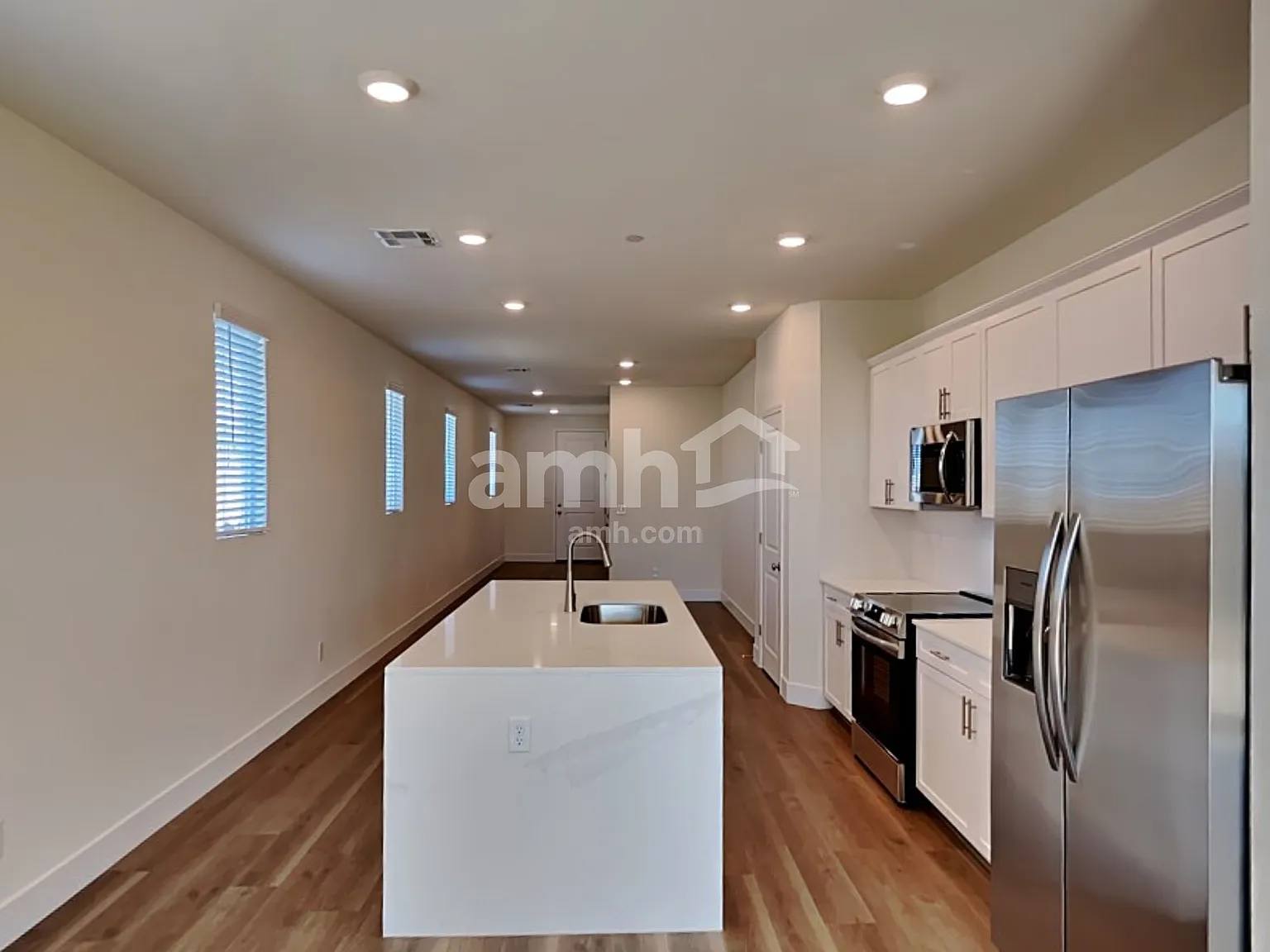 3 bed, 2.0 bath, 1556 sqft, $2,270 — Photo 4