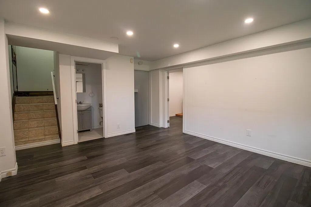 5775 Frontenac St - 2 — Photo 3