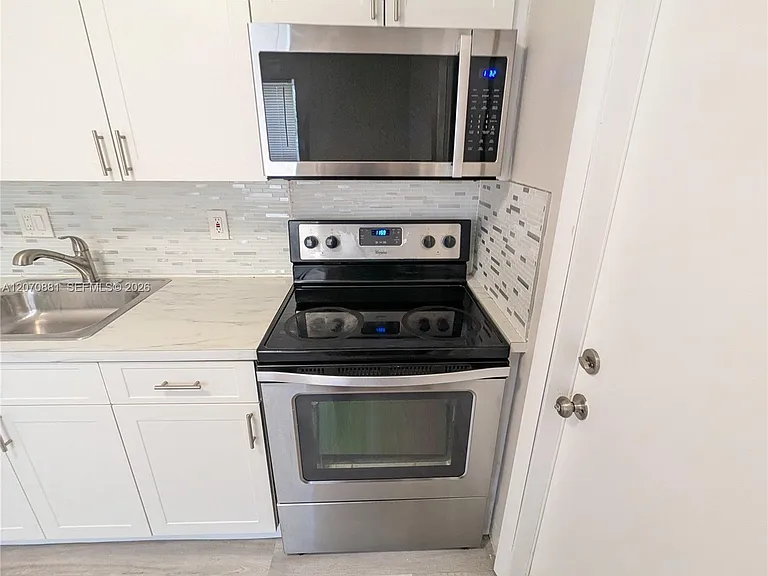 2300 Douglas St #7 — Photo 5