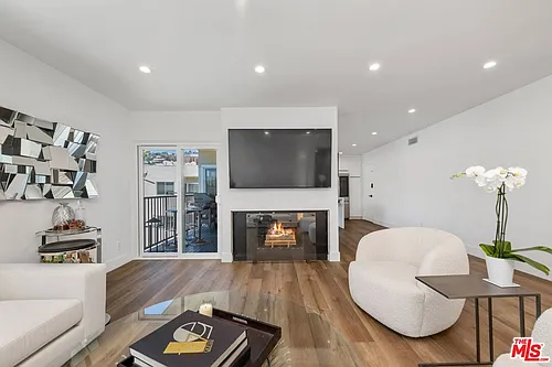 949 N Kings Rd #302 Photo 1