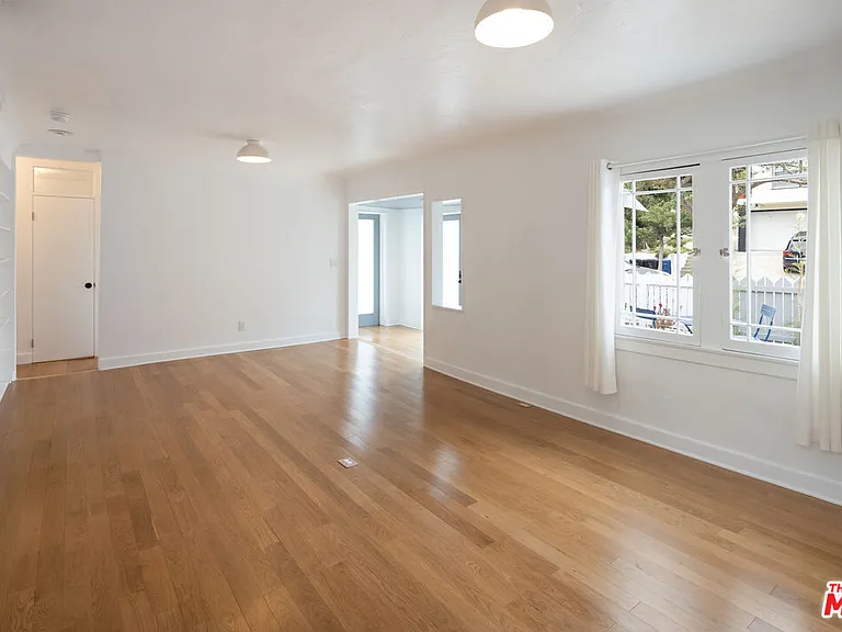 734 Pier Ave — Photo 8