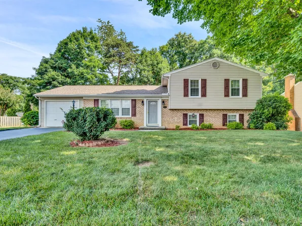 3863 Kentland Dr, Roanoke, VA 24018