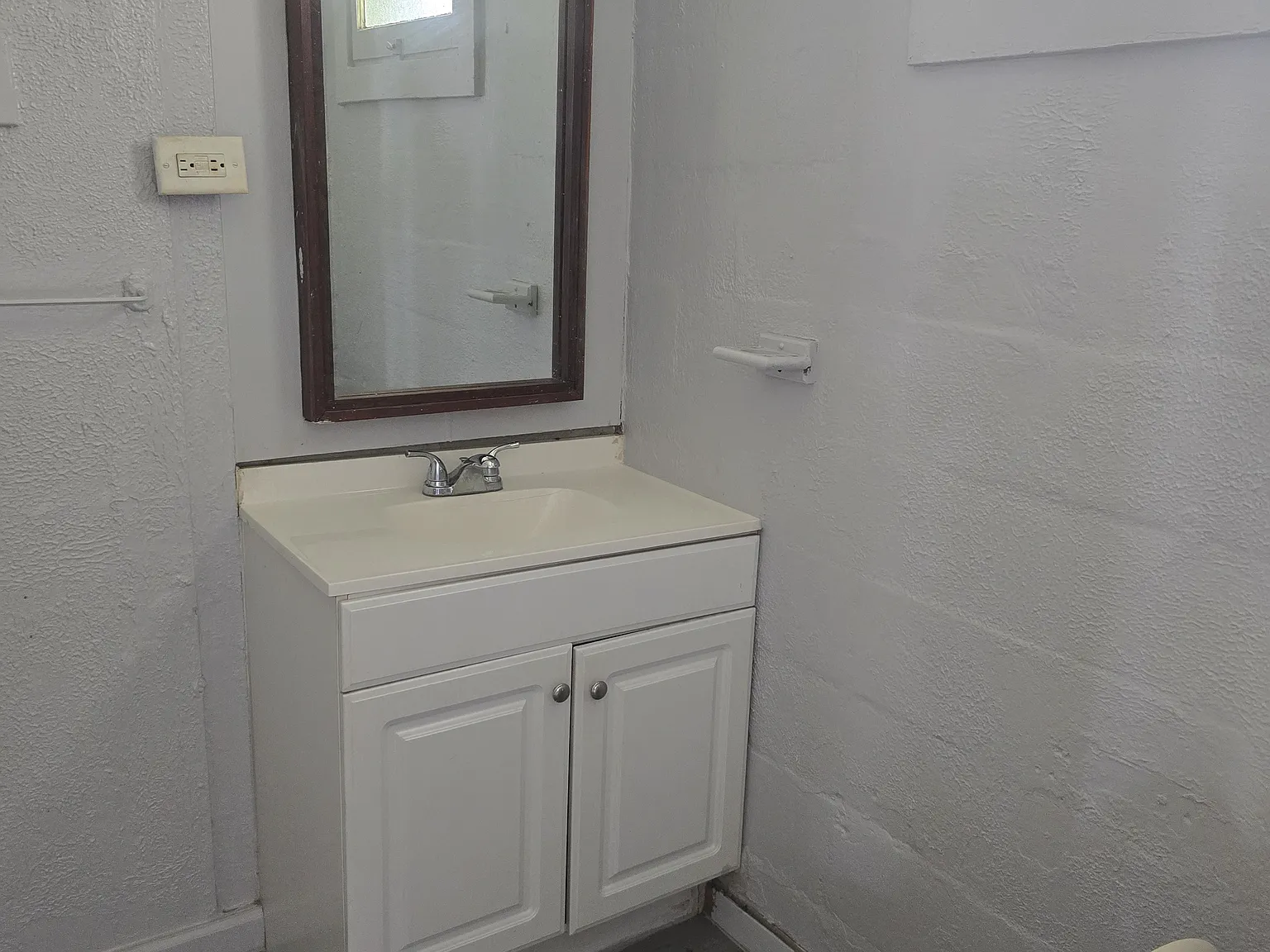 Studio, 400 sqft, $900 — Photo 2