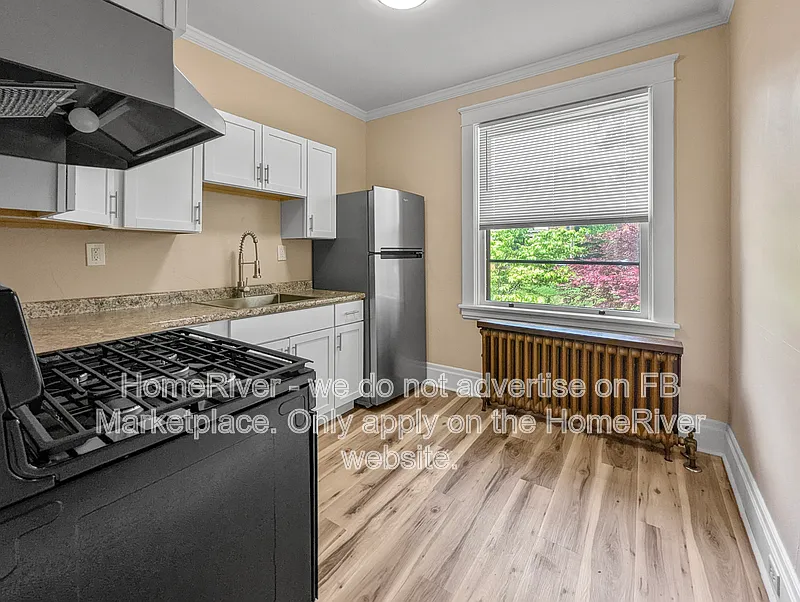 3 bed, 1.0 bath, 868 sqft, $1,100 — Photo 4