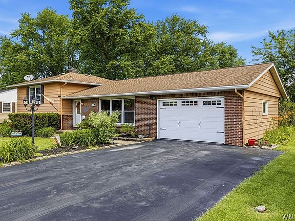 3rd image of 23 Eisenhower Dr