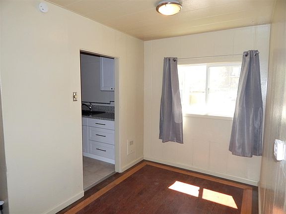 4th image of 326 W 11th St