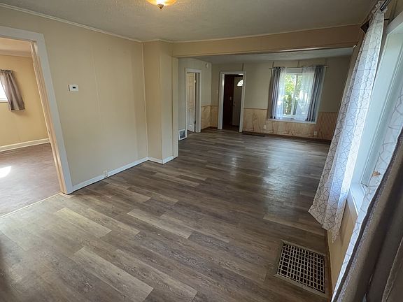 5th image of 225 Deleglise St