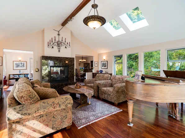 806 Hummingbird Ln, Bowen Island, BC V0N 1G1