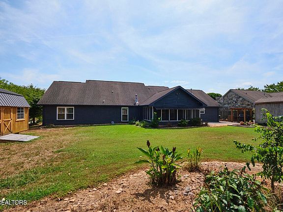 3rd image of 2327 Portland Dr