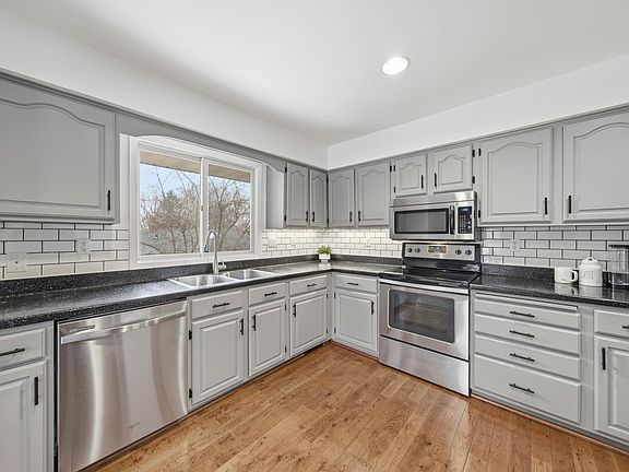 4th image of 811 Everett Dr