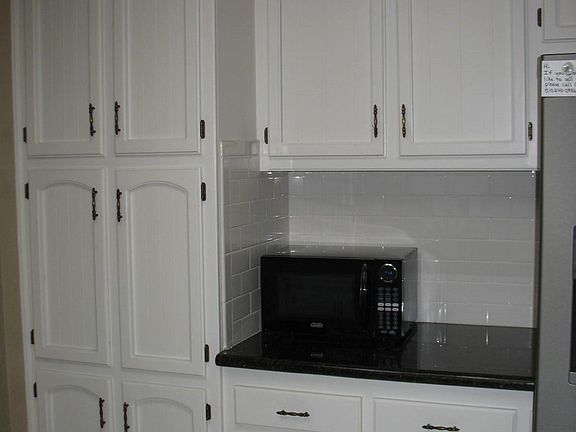 Lots of cabinetry in the kitchen....
