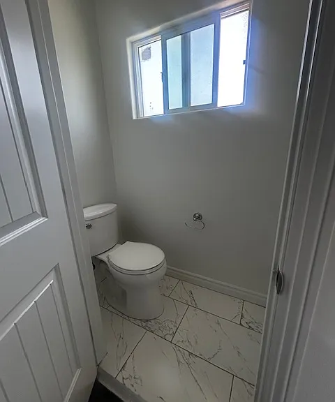 bathroom (master room)