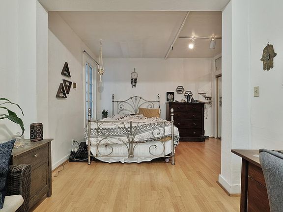 2nd image of 407 Lombard St