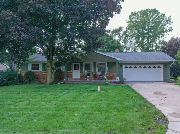 50 Meadowview Dr, Howell, MI 48843