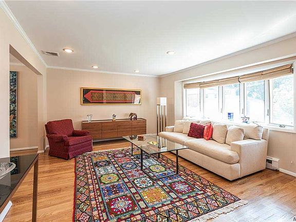 3rd image of 1390 Richmond Ct