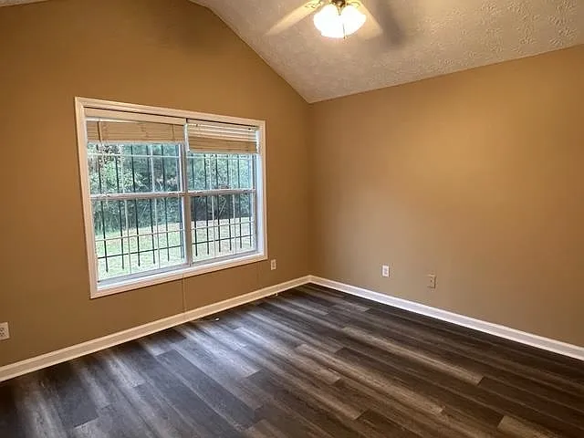5200 Alexander St — Photo 17