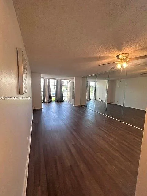 Desoto Park Condo — Photo 2