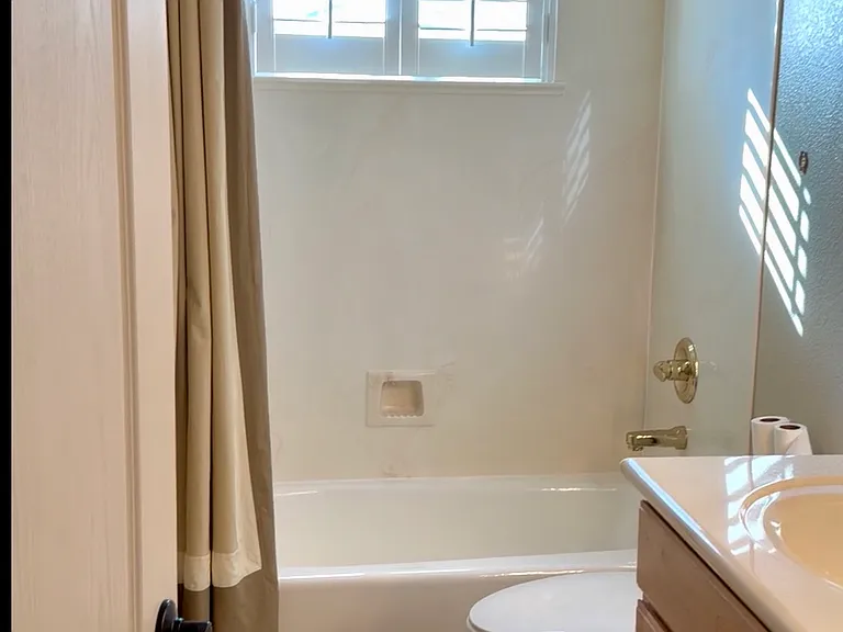 Second bathroom between front and back bedrooms