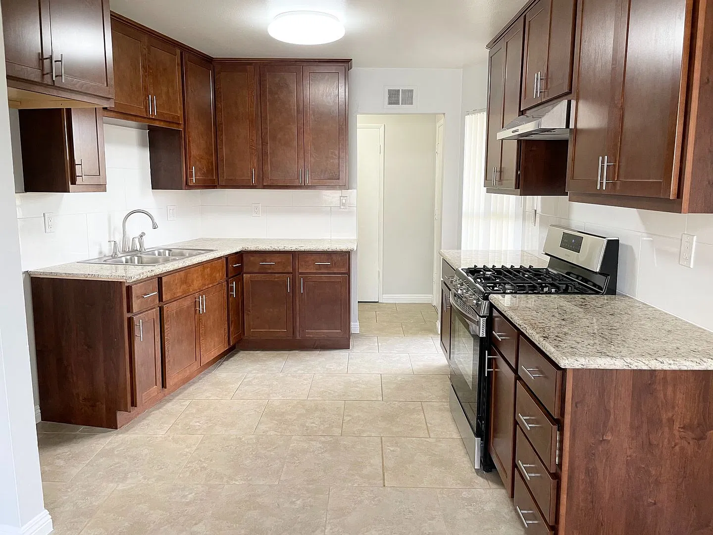 Single Level on a Large Lot! — Photo 4