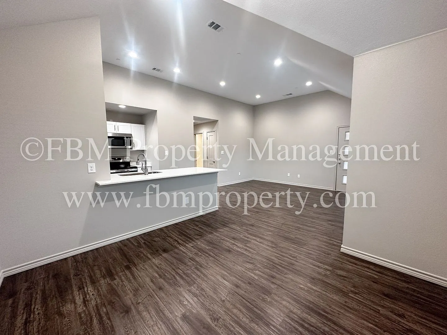 1203 N Clay St, Unit 321 - Beautiful 2 Bedroom, 2 Bathroom Upstairs Apartment in Ennis, TX! — Photo 4